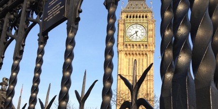 تابلوی ورود ممنوع پارلمان انگلیس مقابل منافقین