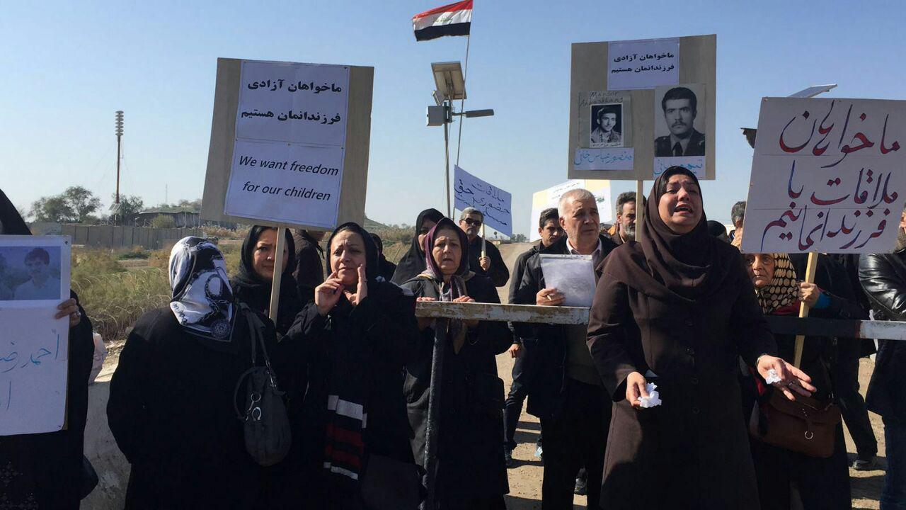 فیلم و عکسهایی از تجمع خانواده ها جلوی کمپ لیبرتی یکشنبه ۴ بهمن ۹۳