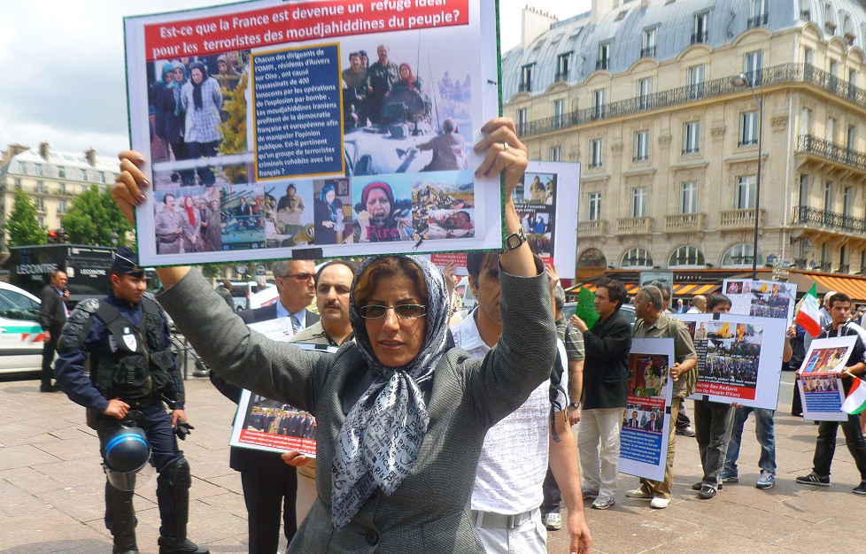 اعتراض جداشده های فرقه به گردهمایی تروریست ها در پاریس + فیلم