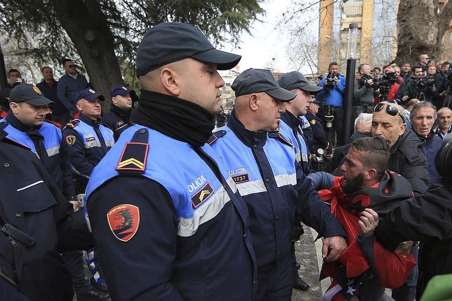 آلبانیایی ها خواستار استعفای «ادی راما» نخست وزیر شدند / فعالیت فرقه تروریستی رجوی در خاک آلبانی یکی از علت های اصلی تظاهرات
