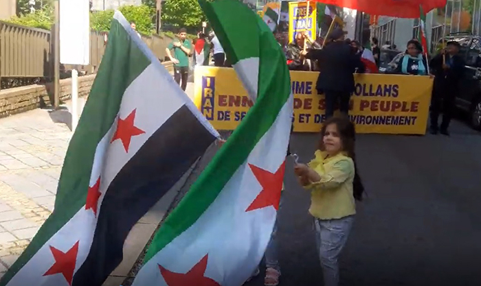 ماجرای پرچم ‌سوری ها در تجمع فرقه رجوی چه بود؟