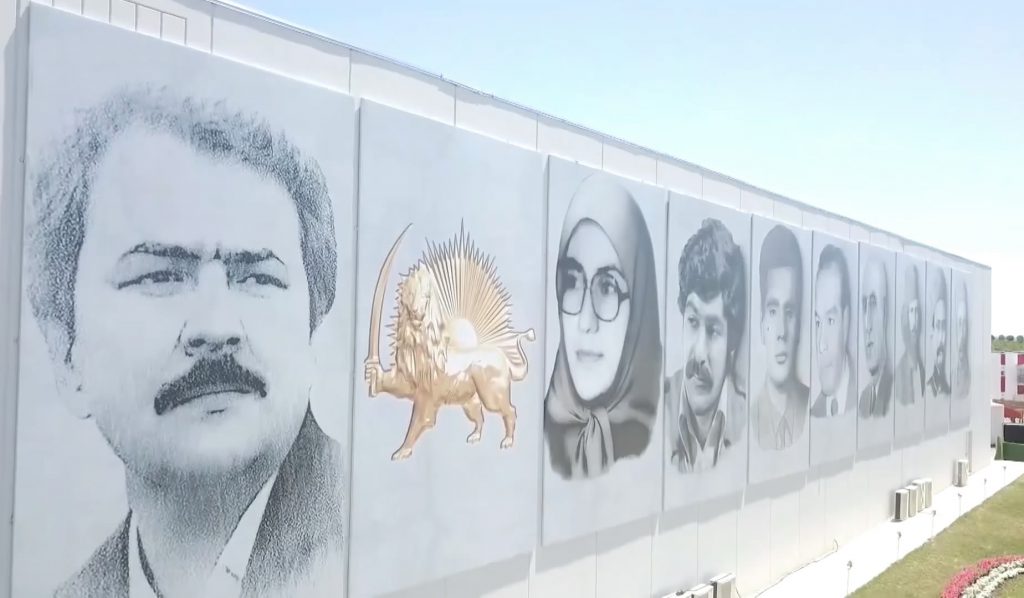 اعضای وامانده درون مجاهدین بیندیشند و خود را نجات دهند / چرا تصویر مسعود رجوی در کنار درگذشتگان نصب میشود؟ 1 ashraf3 rajavi