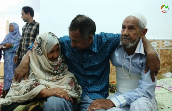 دیدار عاشقانه « محمد تورنگ» با خانواده و پابوسی از پدر و مادر+ فیلم