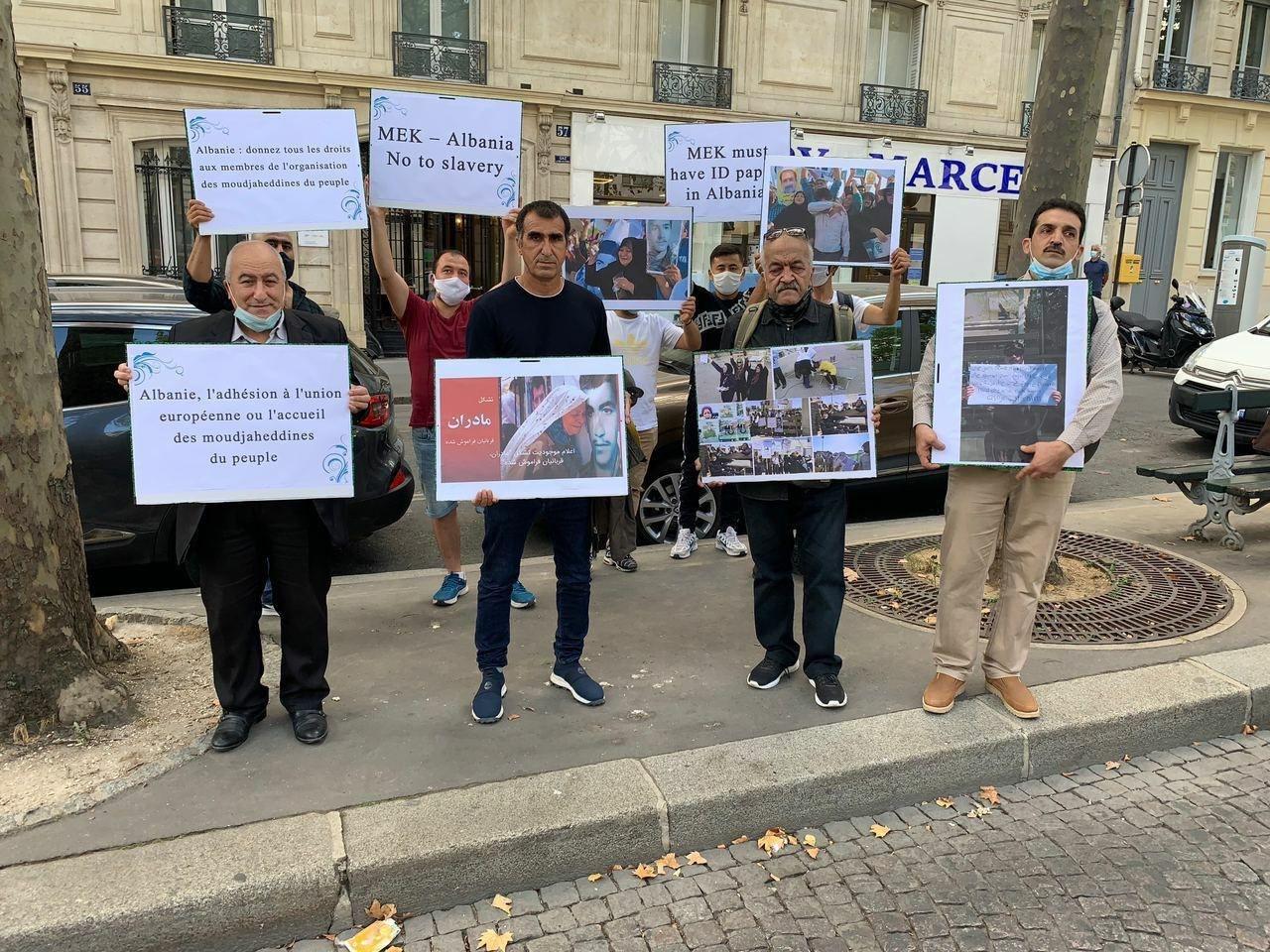 جداشده های فرقه رجوی مقابل سفارت آلبانی در پاریس تجمع اعتراضی برگزار کردند / فرقه رجوی حدود ۴۰ سال است جلوی دیدار خانواده‌ها با فرزندان دربندشان را گرفته است