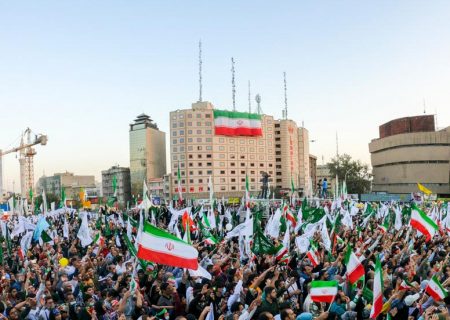 میلیون‌ها ایرانیِ با غیرت پشت نظامشان ایستادند