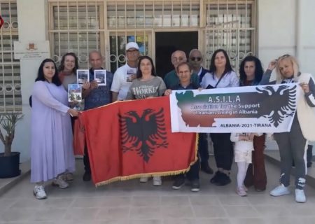 اهدای کتاب به کتابخانه مرکزی شهر «ولورا» در آلبانی