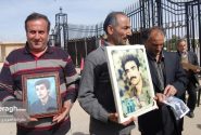 حضور خانواده‌ها مقابل درب اسد در بهمن ۸۸
