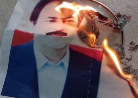 آتش کشیدن تصویر مسعود رجوی در اشرف ۳ / در توبه باز است، همین شب ها کار را تمام کنید