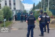 گزارش کامل حمله پلیس فرانسه به دفتر رسانه سازمان مجاهدین در حومه پاریس / روزنامه فرانسوی: «افشین علوی دروغ‌هایی مانند مسعود رجوی ملعون سر هم می‌کند» / اسامی احتمالی دو مرد و زن بازداشت شده