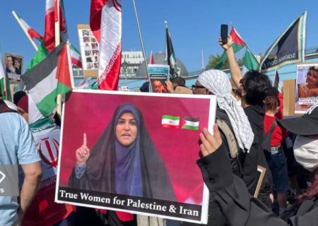 مجاهدین خلق زور زدند، پرچم جمهوری اسلامی در برلین بالا رفت