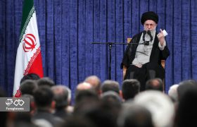 کسانی که می‌گویند «شعار ندهید، آمریکا عصبانی می‌شود» ظاهر بینند