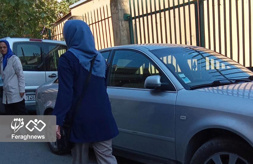 پرسهزنی 2 زن مجاهدین در محل نگهداری اجسادِ بیمارستان دورس 1 monafeg 2