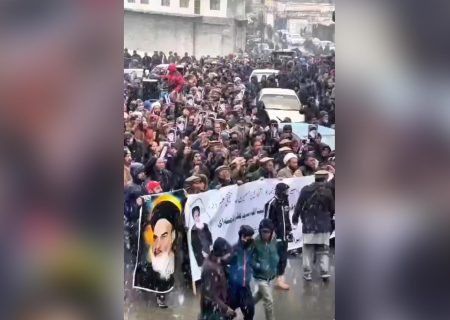 شعار مردم پاکستان در حمایت از ایران و رهبر انقلاب؛ دستِ خدا بر سرِ ماست، خامنه‌ای رهبرِ ماست