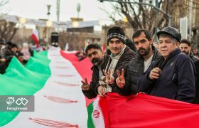 روایت ملّتی که با رهبری امام خمینی (ره) به آمریکا «نه» گفت / عزّت و استقلال یا ذلّت و وابستگی!