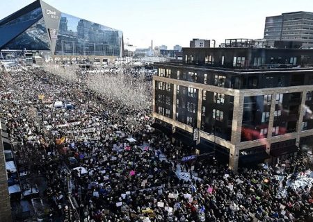 خیابان‌ علیه مجرم اصلی / برنی ساندرز: مردم آمریکا دموکراسی و عدالت می‌خواهند