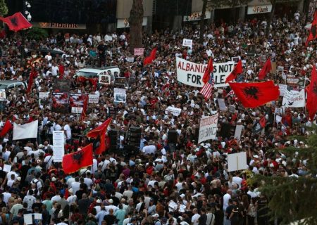 اعتراضات آلبانی وارد چهلمین روز شد؛ از مظنون بودن فروشنده ملک به داماد ترامپ تا تصاحب ۳۴ هکتاری املاک توسط منافقین