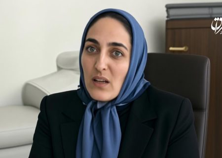 نگاه کردن مخفیانه به تصویر فرزند در دستشویی / اینجا کسی حق ندارد به همسرش فکر کند